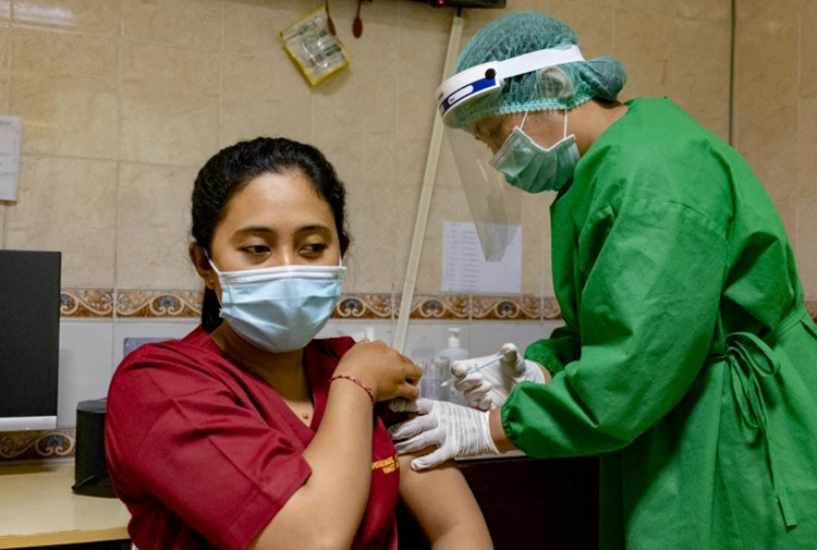 Tranh cai ve uu tien tiem vaccine COVID-19 cho nguoi tre tuoi tai Indonesia