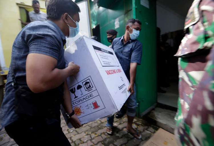 Tranh cai ve uu tien tiem vaccine COVID-19 cho nguoi tre tuoi tai Indonesia-Hinh-2