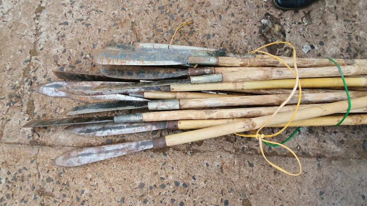 Kip thoi ngan chan 2 nhom thanh thieu nien hon chien-Hinh-2