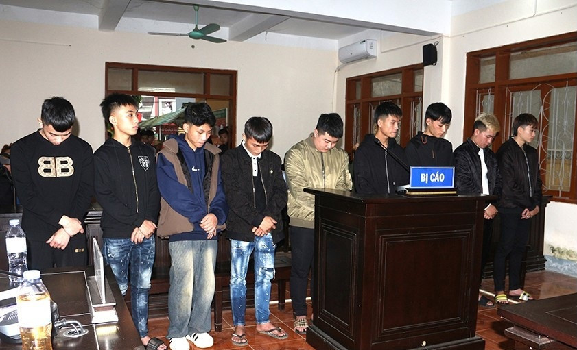 Hỗn chiến trong đêm, nhiều thanh niên lĩnh án Hon chien trong dem, nhieu thanh nien linh an