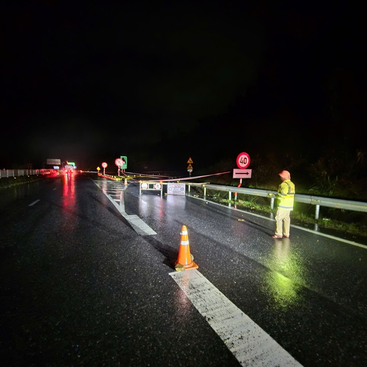 Mưa lớn gây sạt lở taluy trên cao tốc La Sơn - Túy Loan - Hình 2 Mua lon gay sat lo taluy tren cao toc La Son - Tuy Loan-Hinh-2