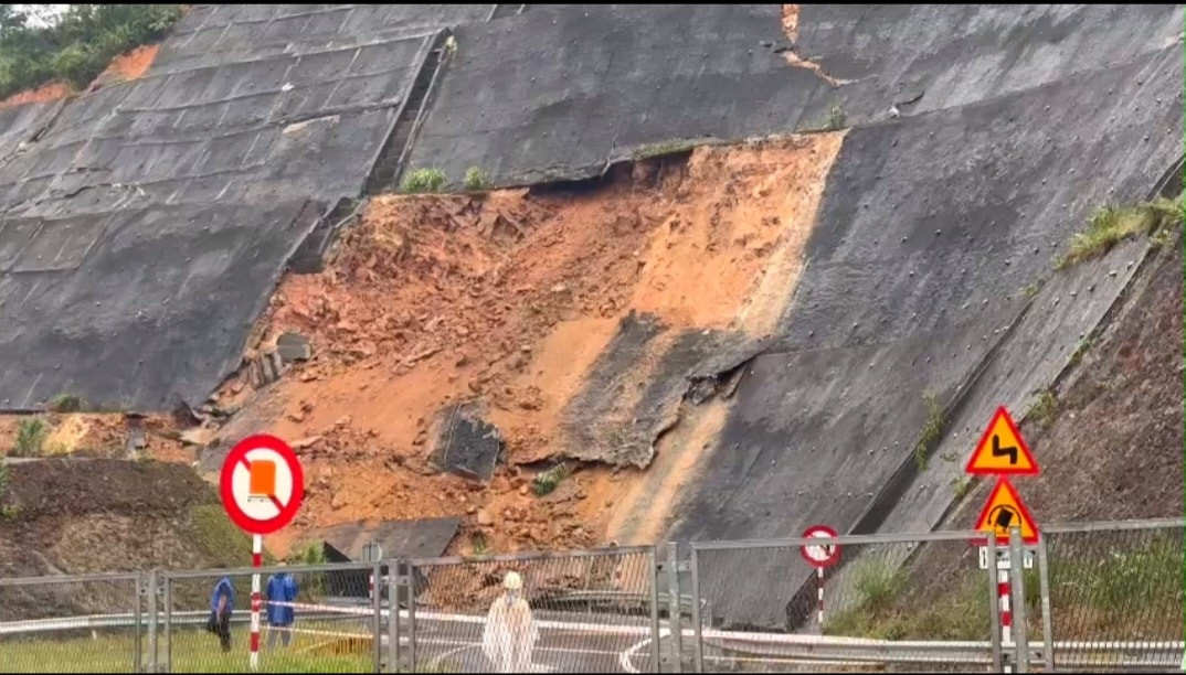 Mưa lớn gây sạt lở taluy trên cao tốc La Sơn - Túy Loan Mua lon gay sat lo taluy tren cao toc La Son - Tuy Loan