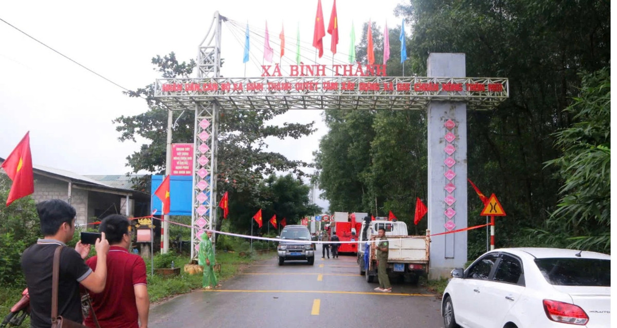 Tìm kiếm 2 nạn nhân cùng xe chở rác rơi xuống sông ở Huế - Hình 2 Tim kiem 2 nan nhan cung xe cho rac roi xuong song o Hue-Hinh-2