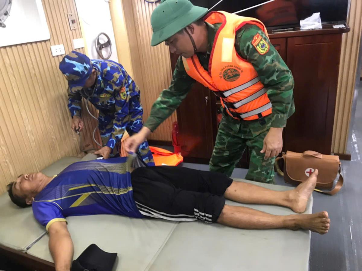 Cứu sống 5 ngư dân Quảng Bình gặp nạn trên biển - Hình 2 Cuu song 5 ngu dan Quang Binh gap nan tren bien-Hinh-2