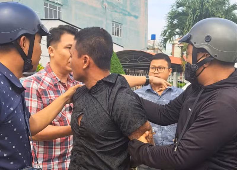 Bat giu doi tuong cuop taxi roi bo tron o TP HCM