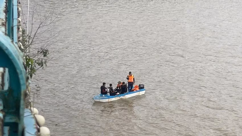 Nỗ lực tìm kiếm đôi nam nữ mất tích trên sông Thạch Hãn No luc tim kiem doi nam nu mat tich tren song Thach Han