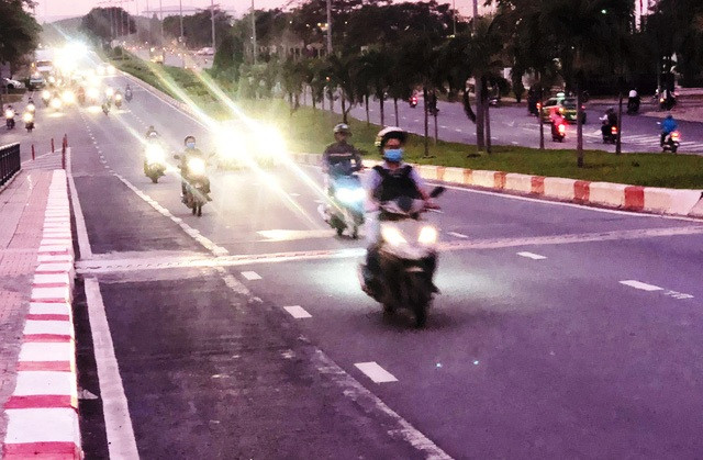 Nguoi di xe may che duong 600 trieu de thach thuc tu than?-Hinh-3