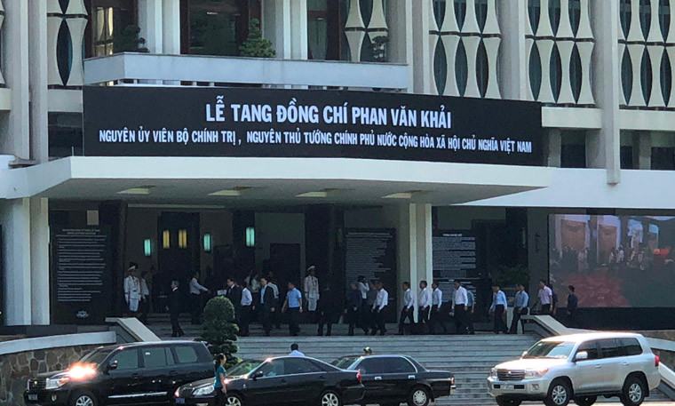 Suốt buổi trưa cho đến tận chiều nay (20/3), rất đông các đoàn từ nhiều tỉnh thành, đoàn ngoại giao, ban ngành TP HCM... đã về viếng tang nguyên Thủ tướng Phan Văn Khải tại Hội trường Thống Nhất, TP HCM.