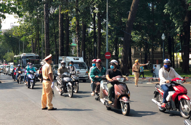 Lực lượng CSGT làm nhiệm vụ phân luồng, điều tiết giao thông trên tuyến đường đi qua Hội trường Thống Nhất.