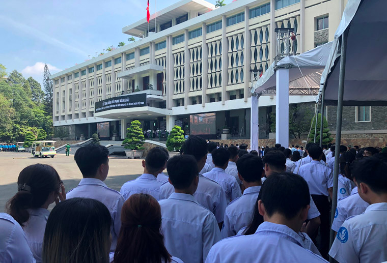 Nhiều em học sinh ở các trường học trên địa bàn TP HCM sau giờ học buổi sáng đã đến viếng tang bác Phan Văn Khải.