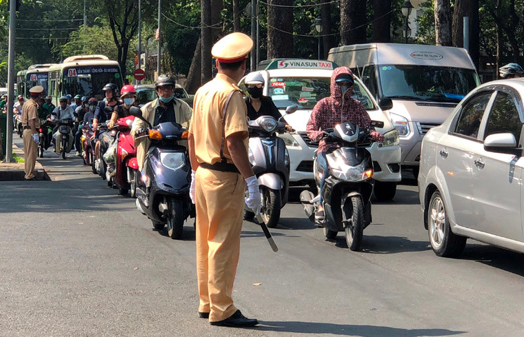 "Làm nhiệm vụ nhưng tôi sẽ cố gắng sắp xếp để vào viếng tang, thắp nhang viếng Bác Sáu Khải", một chiến sĩ CSGT chia sẻ.