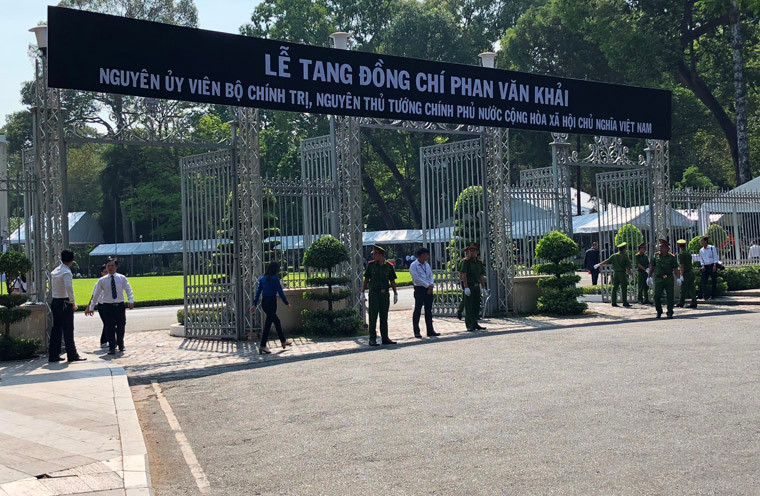 "Chúng tôi vinh dự được làm nhiệm vụ tại tang lễ của nguyên Thủ tướng Phan Văn Khải. Vị Thủ tướng tài đức, bình dị, là tấm gương sáng cho chúng tôi noi theo trong sự nghiệp phục vụ nhân dân, tổ quốc", một chiến sĩ trẻ bày tỏ.