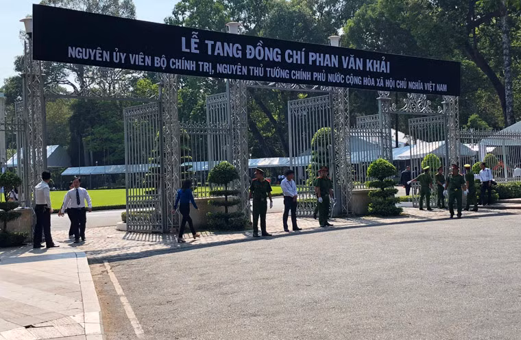 "Chúng tôi vinh dự được làm nhiệm vụ tại tang lễ của nguyên Thủ tướng Phan Văn Khải. Vị Thủ tướng tài đức, bình dị, là tấm gương sáng cho chúng tôi noi theo trong sự nghiệp phục vụ nhân dân, tổ quốc", một chiến sĩ trẻ bày tỏ.