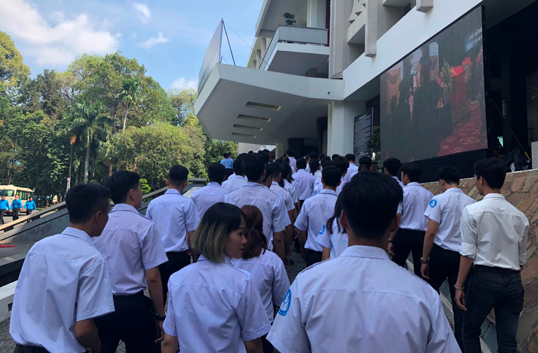 Tất cả đều chung tâm trạng thành kính khi được vinh dự lần lượt vào viếng tang cố Thủ tướng Phan Văn Khải.