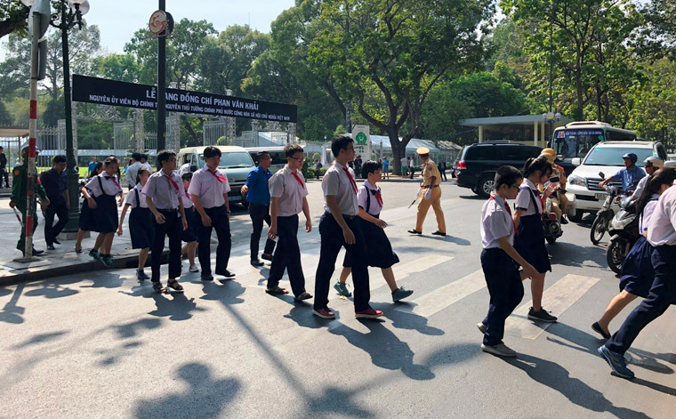 Các chiến sĩ CSGT làm nhiệm vụ trước khu vực Hội trường Thống Nhất, nơi đang diễn ra lễ tang theo nghi thức quốc tang nguyên Thủ tướng Phan Văn Khải.