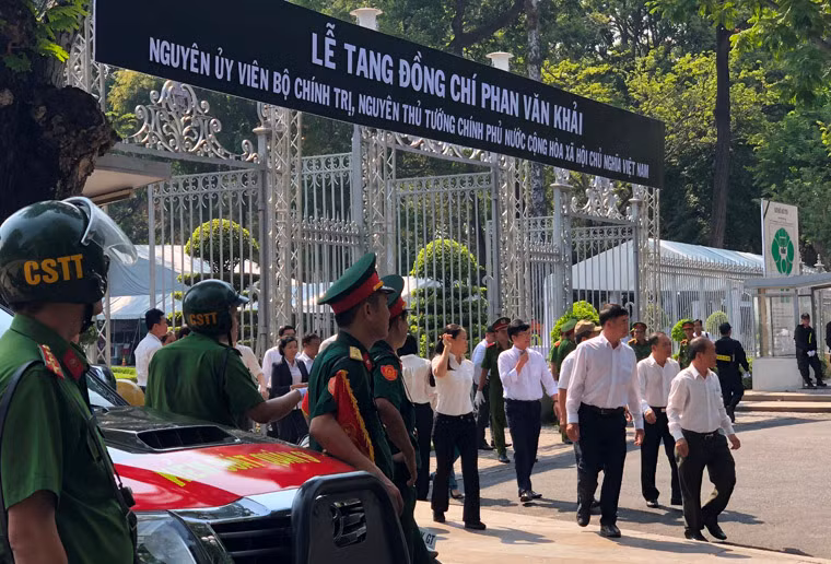 Lực lượng vũ trang TP HCM làm nhiệm vụ tại trước Hội trường Thống Nhất để hướng dẫn các đoàn thể, cá nhân đến viếng tang nguyên Thủ tướng Phan Văn Khải.