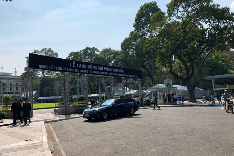 Dù rất đông đoàn khách đến viếng tang nhưng khu vực trước Hội trường Thống Nhất luôn thông thoáng, trật tự...