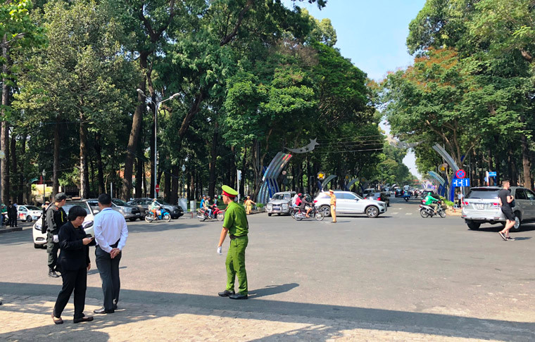 Bất chấp nắng nóng gay gắt từ mặt đường, nhiều chiến sĩ Cảnh sát vẫn làm nhiệm vụ không ngừng nghỉ...