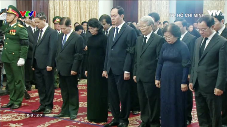 Chủ tịch nước Trần Đại Quang dẫn đầu đoàn Chủ tịch nước Cộng hòa Xã hội Chủ nghĩa Việt Nam vào viếng nguyên Thủ tướng Phan Văn Khải.