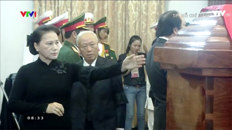 Chủ tịch Quốc hội Nguyễn Thị Kim Ngân bên linh cữu nguyên Thủ tướng Phan Văn Khải.