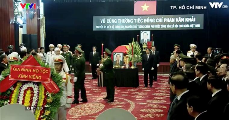 Gia đình họ tộc cố Thủ tướng Phan Văn Khải vào viếng nguyên Thủ tướng Phan Văn Khải.