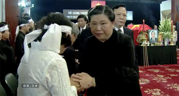 Phó Chủ tịch thường trực Quốc hội Tòng Thị Phóng chia buồn cùng gia quyến nguyên Thủ tướng Phan Văn Khải.