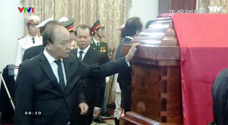 Thủ tướng Nguyễn Xuân Phúc bên linh cữu nguyên Thủ tướng Phan Văn Khải.