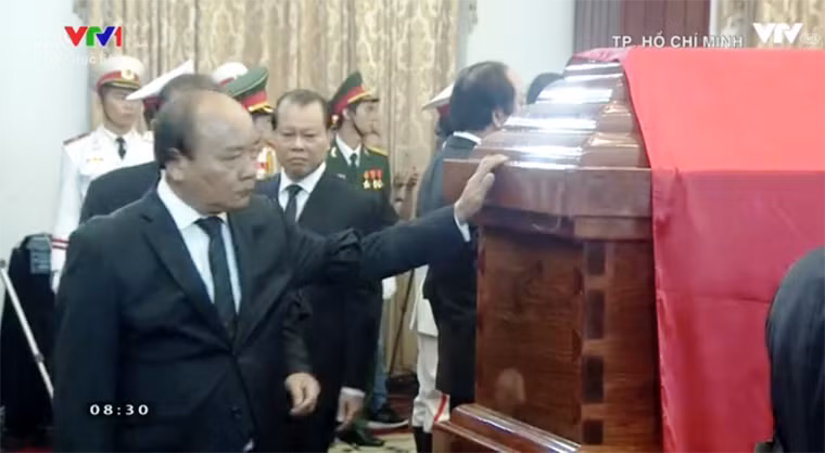 Thủ tướng Nguyễn Xuân Phúc bên linh cữu nguyên Thủ tướng Phan Văn Khải.