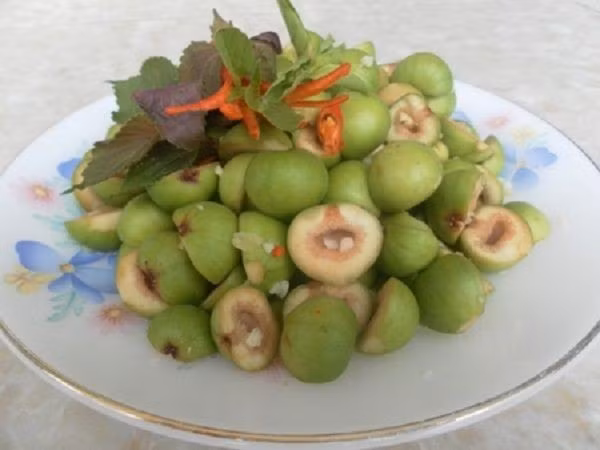 2. Sung om lươn. Nguyên liệu gồm sung, lươn, riềng, mẻ, tương, bột nghệ, bột canh, mì chính, rau răm. Lươn rửa sạch rạch xương lấy ruột và thái khúc khoảng 3 cm, ướp với riềng, mẻ, tương, bột nghệ, mỳ chính, rau răm thái nhỏ, vài lát thịt ba chỉ thái sợi độ 15 phút là được. Ảnh: Tin12. 