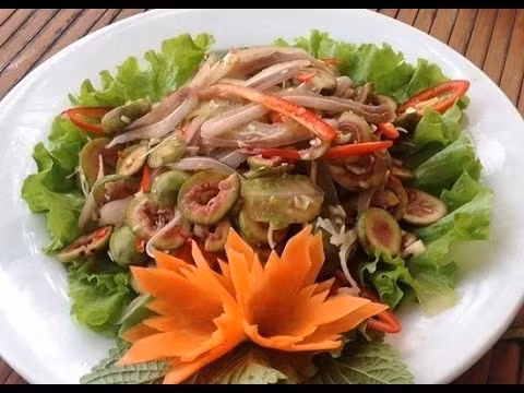 Tai lợn luộc chín và thái sợi to và đổ vào hỗn hợp nước sốt, sung thái lát mỏng cũng cho vào. Ngâm khoảng 30 phút rồi vớt ra để ráo nước là bạn đã có món ăn từ quả sung ngon, chát dịu mà giòn tan. Ảnh: YouTube.