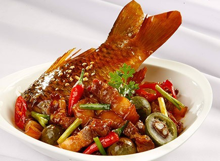 Sau đó đun sôi, khi sôi bỏ thêm 3 muỗng canh nước lã vào, đậy vung kho lửa thấp nhất khoảng 30 phút. Nếu có nghệ mật ong thì nên mua sử dụng thay thế chất tạo màu bằng đường không tốt. Bỏ 2 viên nghệ mật ong này vào nồi cá kho lúc ướp để có màu đẹp. Ảnh: Monngonmoingay.