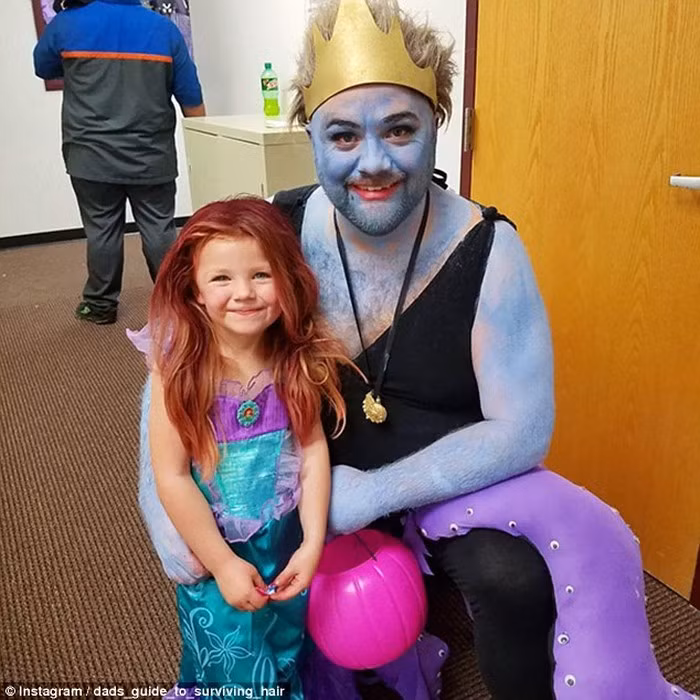 Khi con gái muốn ăn mặc như một Ariel Little Mermaid thì người cha cũng phải làm phù thủy xúc tu thôi.