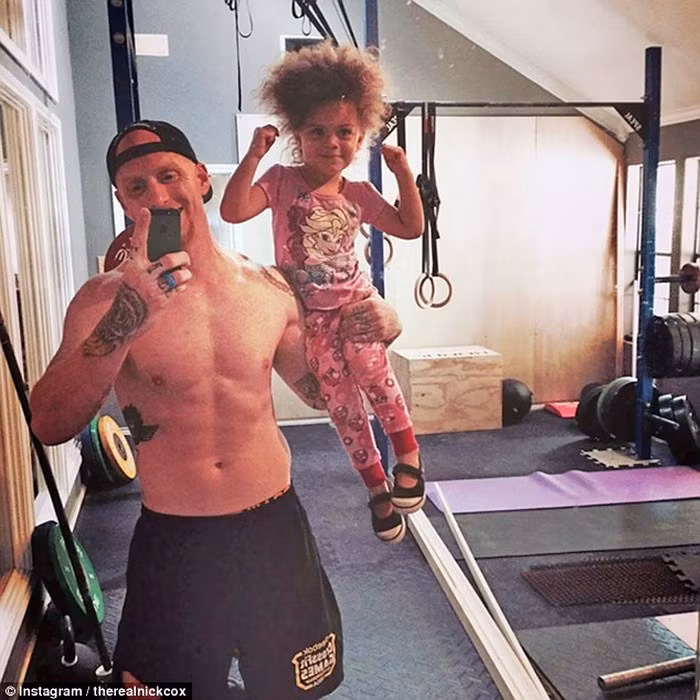 Cô con gái bé nhỏ theo cha đi khắp nơi, kể cả phòng thể dục.