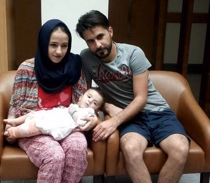 Gia đình chỉ có hy vọng duy nhất là em sẽ phát triển bình thường và khỏe mạnh khi lớn lên. “Thằng bé là đứa con duy nhất của vợ chồng tôi. Tôi đã rất sốc khi đón đứa con dị tật chào đời nhưng chưa bao giờ mất hy vọng”.