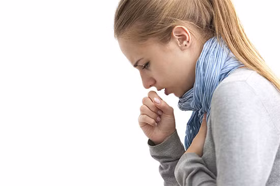 Hen suyễn: Đào nhân, hạnh nhân, hạt tiêu mỗi thứ 6g, gạo nếp 10 hạt cùng tán thành bột, hòa với lòng trắng trứng, bôi vào lòng bàn tay, bàn chân. Ảnh: benhvienthucuc.vn.