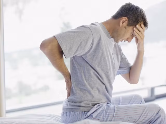 Bệnh trĩ: Lá đào, có thể dùng cả rễ cây đào đun lấy nước rửa. Ảnh: tapchidongy.vn.