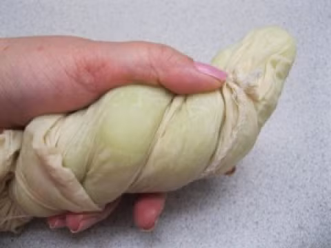 Sau cùng đổ 2 chén nước mắm vào phần đường nấu trên. Nếm lại cho vừa khẩu vị và để nguội hẳn. Cho đu đủ đã phơi vào hỗn hợp nước mắm đã nấu để nguội, ngâm 1 ngày cùng ớt cắt sợi. Sau 1 ngày đu đủ ngấm, cho ra vải mỏng, vắt lấy nước đường mắm riêng, đu đủ riêng. Ảnh: Nauzi.com.