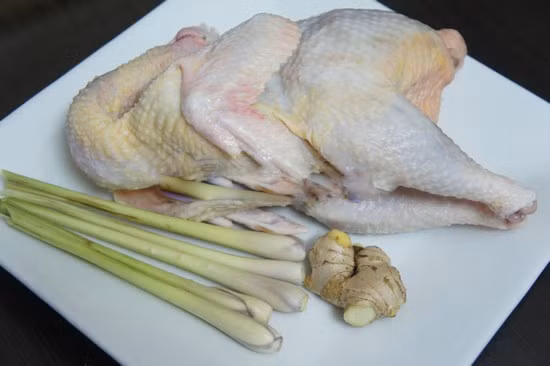 4. Thịt gà giả cầy. Nguyên liệu: thịt gà, riềng, hành tím, cơm mẻ, măng tươi, sả, chao, gia vị: nước mắm, đường, muối, dầu ăn. Thịt gà bạn rửa sạch rồi đem đi thui cho vàng da. Thui rơm thì thịt gà rất vàng và ngon. Chặt gà thành những miếng to, vừa ăn. Riềng rửa sạch, giã nhỏ. Cơm mẻ đem tán nhuyễn, lọc lấy 1 tô nước. Hành tím làm sạch vỏ, băm nhỏ. Ướp thịt gà với mẻ, riềng, hành băm, muối, chao, nước mắm, dầu ăn khoảng 1 tiếng cho thịt gà thấm đều gia vị. Măng tươi bạn mang đi luộc chín cho bớt độc và chua. Rồi rửa sạch lại bằng nước, cắt thành miếng vừa ăn. Ảnh: Cách Nấu Ngon.Com.