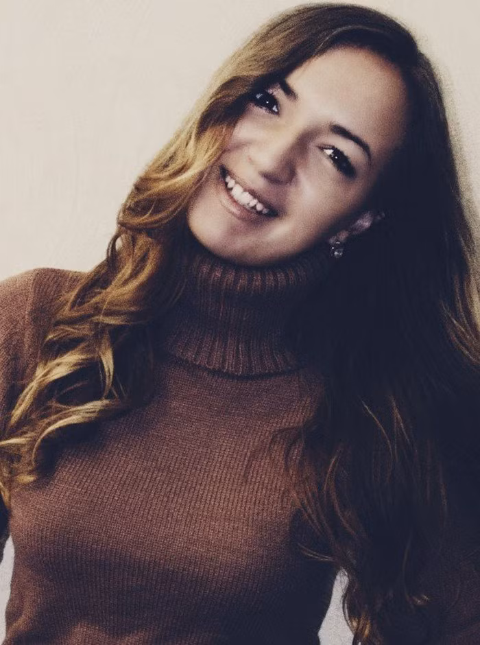 Ngoài ra, khách hàng cũng có thể nói chuyện phiếm cùng cô. Được biết, chi phí để sử dụng dịch vụ của Viktoria vào khoảng 82 USD/đêm, hoặc 1.700 USD/ tháng. Để đảm bảo an toàn, Viktoria cũng đã thuê một đội ngũ vệ sĩ sẵn sàng bảo vệ cô trong mọi tình huống phát sinh. Ảnh: Odditycentral.