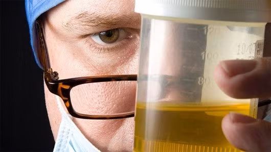 7. Trị viêm họng hiệu quả: Dân gian Pháp lưu truyền phương pháp trị viêm họng kỳ lạ, bằng cách ngâm tất chân vào nước tiểu, rồi quấn quanh cổ họng. Còn tại Mexico, khi gãy tay hoặc chân, người dân thường trộn nước tiểu với bột ngô cháy, sau đó xay nhuyễn rồi đắp lên vết thương, nhằm đẩy nhanh quá trình phục hồi. Ảnh: baomai.blogspot.com.