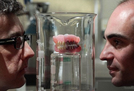 4. Tái tạo mầm răng từ nước tiểu: Sau thử nghiệm thành công bước đầu ở chuột, các nhà khoa học Trung Quốc tin rằng, các tế bào gốc thu được từ nước tiểu có thể giúp con người tái mọc những chiếc răng đã mất. Cấu trúc giống răng thô sơ nói trên là mô rắn đầu tiên được phát triển nhờ một kỹ thuật kích thích các tế bào bị thải loại từ nước tiểu của người biến đổi trở thành những tế bào gốc. Ảnh: KhoaHoc.tv.