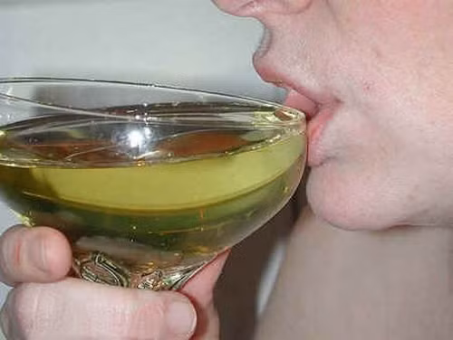 5. Giúp hồi sinh sức khỏe: Một nhà leo núi người Anh tên là Paul Beck được tìm thấy trong tình trạng kiệt sức tại một vùng núi ở Tây Ban Nha, đã sống sót do uống nước tiểu của chính mình. "Tôi buộc phải uống năm lần tất cả để tránh bị mất nước", ông giải thích.