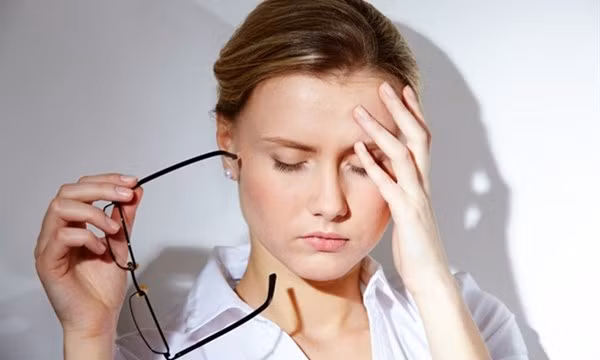 14. Chữa chóng mặt: Cuốn sách “Nước tiểu trị liệu: vị thuốc tiên của Thiên nhiên cho sức khỏe tốt” (Urine Therapy: Nature's Elixir for Good Health) có ghi lại bài thuốc dùng nước tiểu độc đáo: Nếu chóng mặt do vấn đề liên quan đến sự tuần hoàn của máu hay do thời tiết, thiên nhiên... thì hãy lấy nước tiểu “mới ra lò” thoa lên cổ và tóc ngày 2 lần, buổi sáng và tối. Ảnh: hoathuyetbomau.vn.