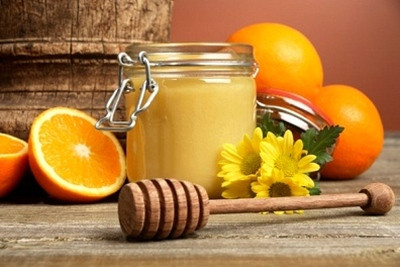 4. Phấn hoa kết hợp với mật ong và nước ép cam tươi. Nguyên liệu: 3 thìa cà phê phấn hoa, 3 thìa cà phê mật ong, 1 quả cam ép. Cách dùng: Cho phấn hoa vào nước sôi 100 độ C khuấy đều rồi lọc lấy dung dịch nước trong. Sau đó cho mật ong và nước cam ép trộn lẫn với nhau. Dùng 2 lần 1 ngày. Ảnh: suaongchuavn.vn.