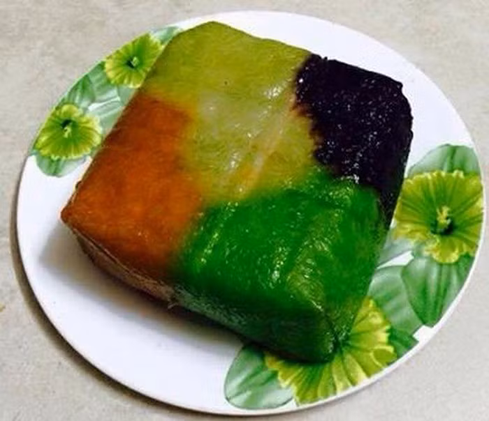 Bánh chưng ngũ sắc. Loại bánh chưng này làm cho mâm cơm ngày Tết đa dạng và cuốn hút vị giác hơn. Bánh có 5 màu: trắng, đỏ, tím, xanh, vàng tượng trưng cho ngũ hành Kim, Mộc, Thủy, Hỏa, Thổ với ý nghĩa mang lại sự may mắn, bình an vào dịp năm mới. Ảnh: Vietq.