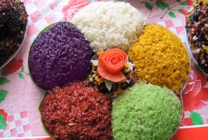 Màu sắc hút mắt và rực rỡ, hương vị béo ngậy và thơm ngon, món xôi ngũ sắc là món ăn cổ truyền của người Dao nhưng hiện nay được tất cả mọi người trên đất nước Việt Nam yêu thích. Ảnh: Amthuctoday.