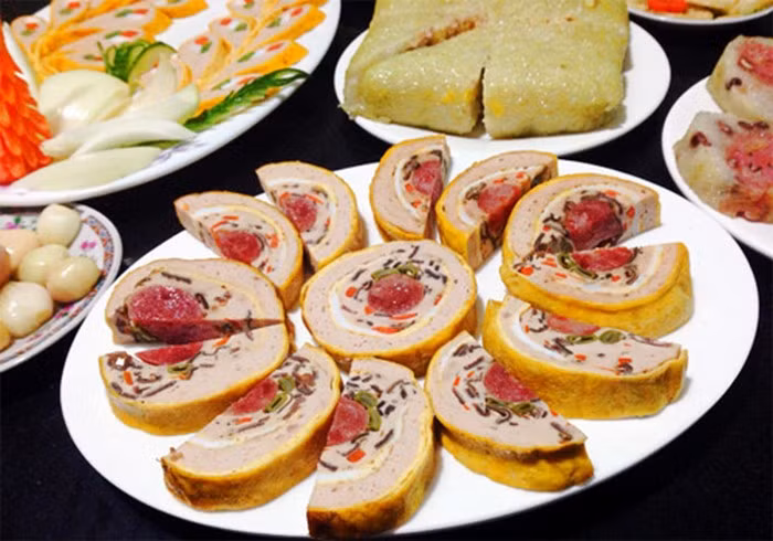 Giò hoa. Sở dĩ gọi là giò hoa vì cách sắp xếp các nguyên liệu trong miếng giò rất đẹp mắt, tựa như bông hoa vậy. Vẫn là món giò truyền thống, nhưng được biến tấu bắt mắt và lạ miệng hơn. Ảnh: Phunutoday.