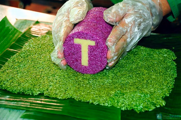 Bánh tét chữ. Bánh tét chữ là sáng tạo của một đầu bếp nổi danh miền Tây Nam bộ. Được làm từ những nguyên liệu thông thường như gạo nếp, đậu, hòa thêm màu sắc từ lá dứa, lá cẩm cho sặc sỡ. Bánh tét chữ đặc biệt vì phần bên trong có hoa văn tạo thành các chữ. Ảnh: Muachung.