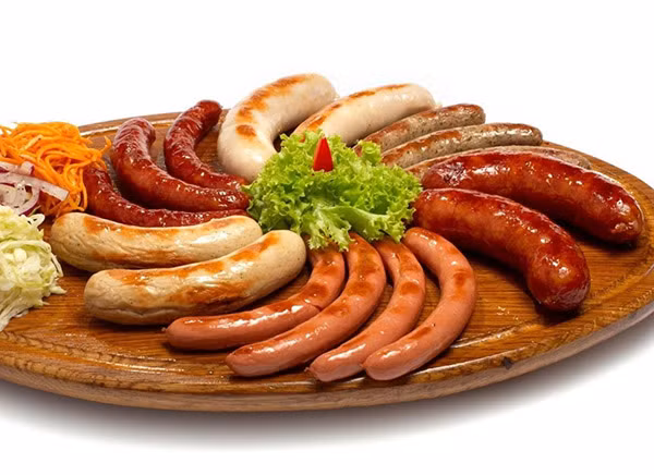 Biện pháp khắc phục: Nên giảm lượng muối trong chế độ ăn uống, tránh ăn các thực phẩm chế biến sẵn. Ảnh: Vietjet.net.