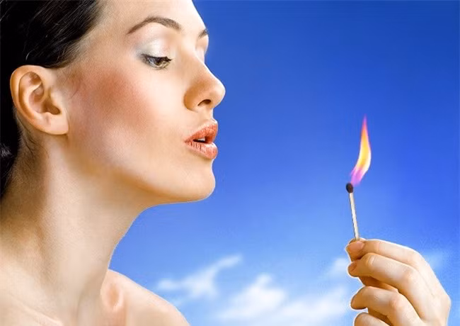 7. Kiểm tra hệ hô hấp. Cách thực hiện: Đốt một que diêm và căng tay giữ nó ra trước mặt. Hít thở sâu qua mũi và sau đó thở xuyên qua miệng, cố gắng thổi tắt ngọn lửa. Hệ hô hấp của bạn có vấn đề nếu sau nhiều nhịp thở bạn mới có thể thổi tắt ngọn lửa. Ảnh: tintuconline.com.vn.